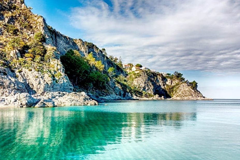Acqua turchese e scogliere di Caminia