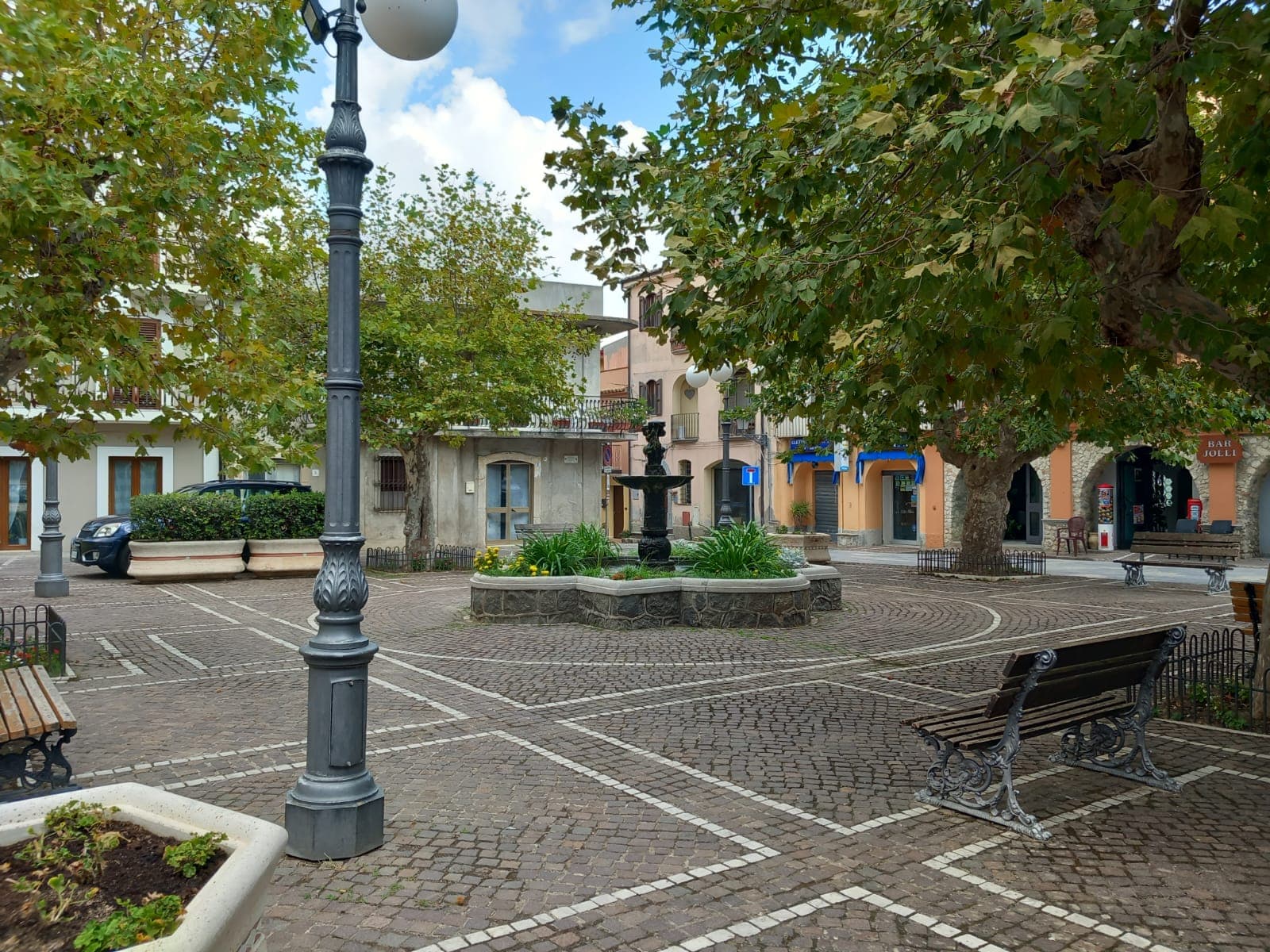 Piazza e fontana nel centro di Stalettì
