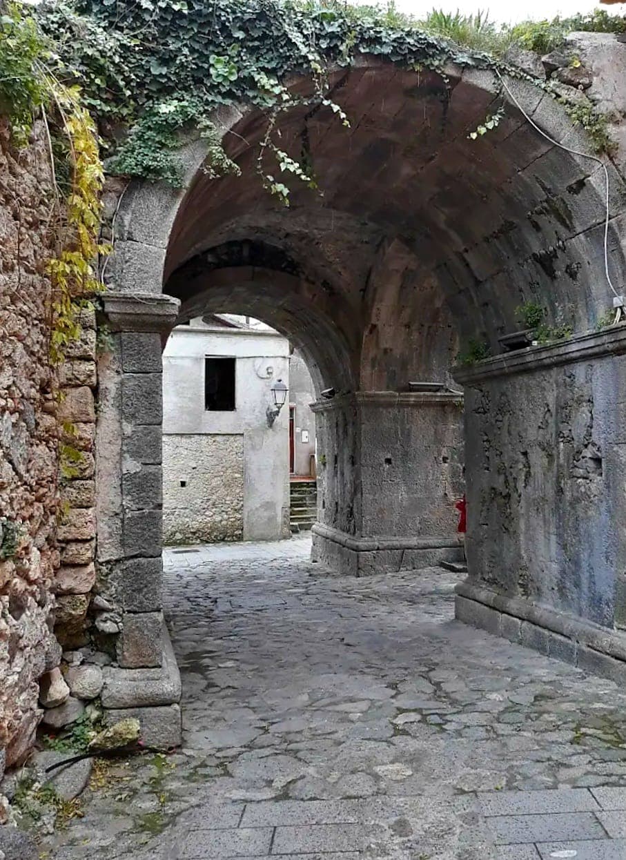 Passaggio in pietra nel borgo di Stalettì