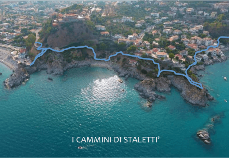 Immagine aerea che mostra il percorso dei Cammini di Stalettì lungo la costa