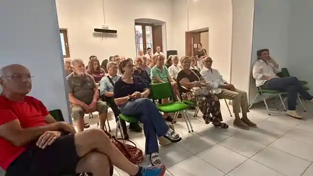 Community members attending the public Il Cammino del Vento meeting in Stalettì